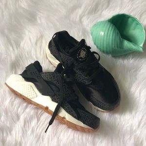 Black Nike huarache size 6.5